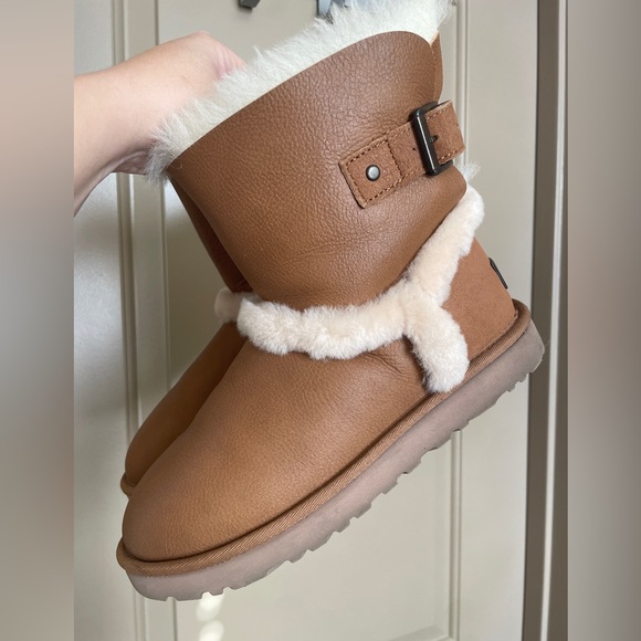 UGG Airehart Boots - Picture 3 of 14
